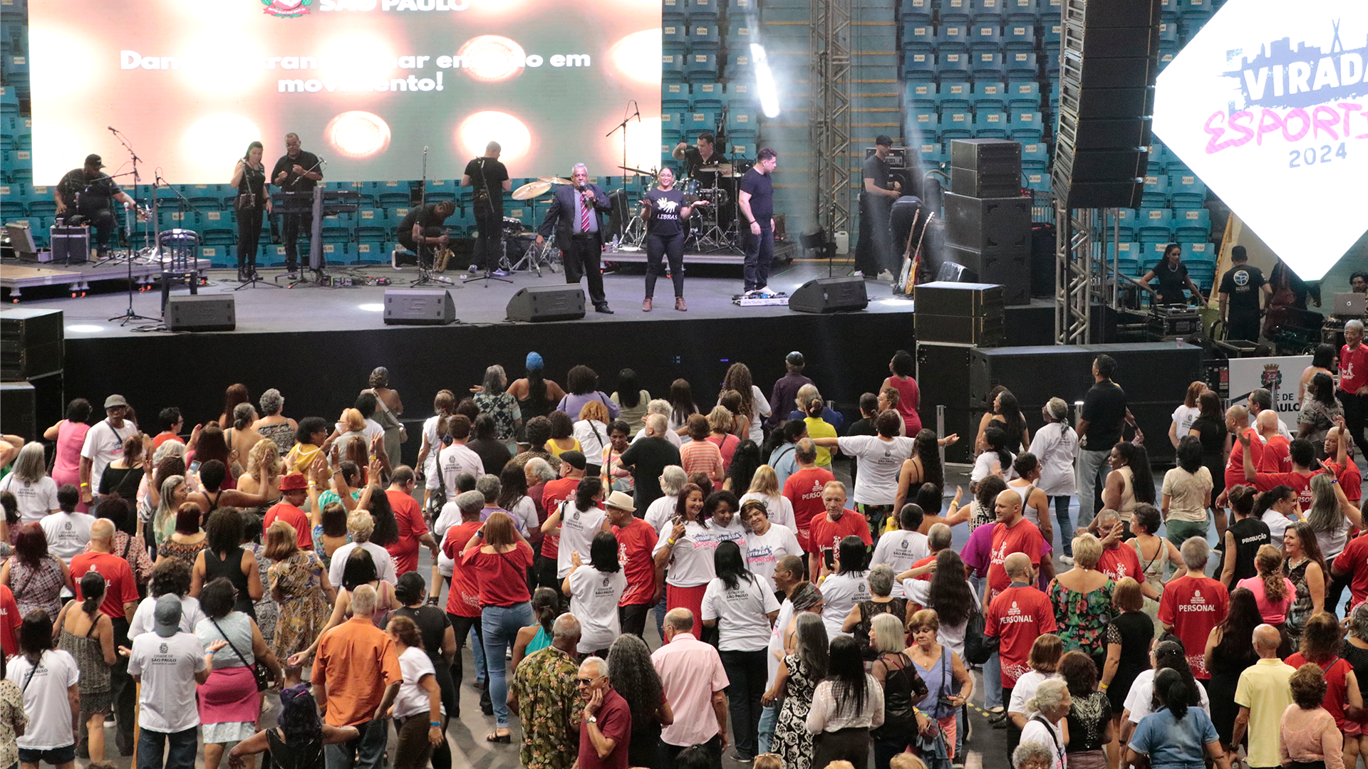 Mega Baile da Virada Esportiva 2025 - Pessoas dançando animadamente.