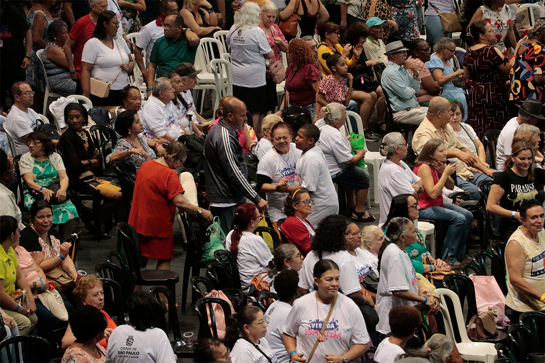 Espaço de bem-estar com massagem no evento.
