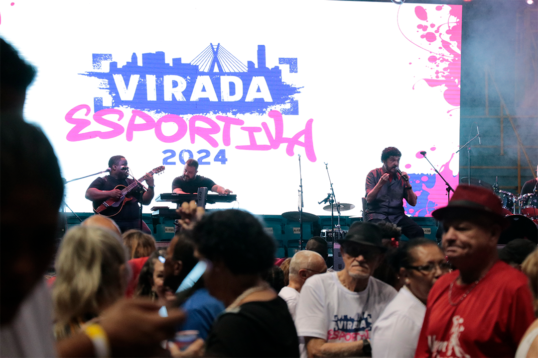 Participantes se divertindo no espaço de jogos.
