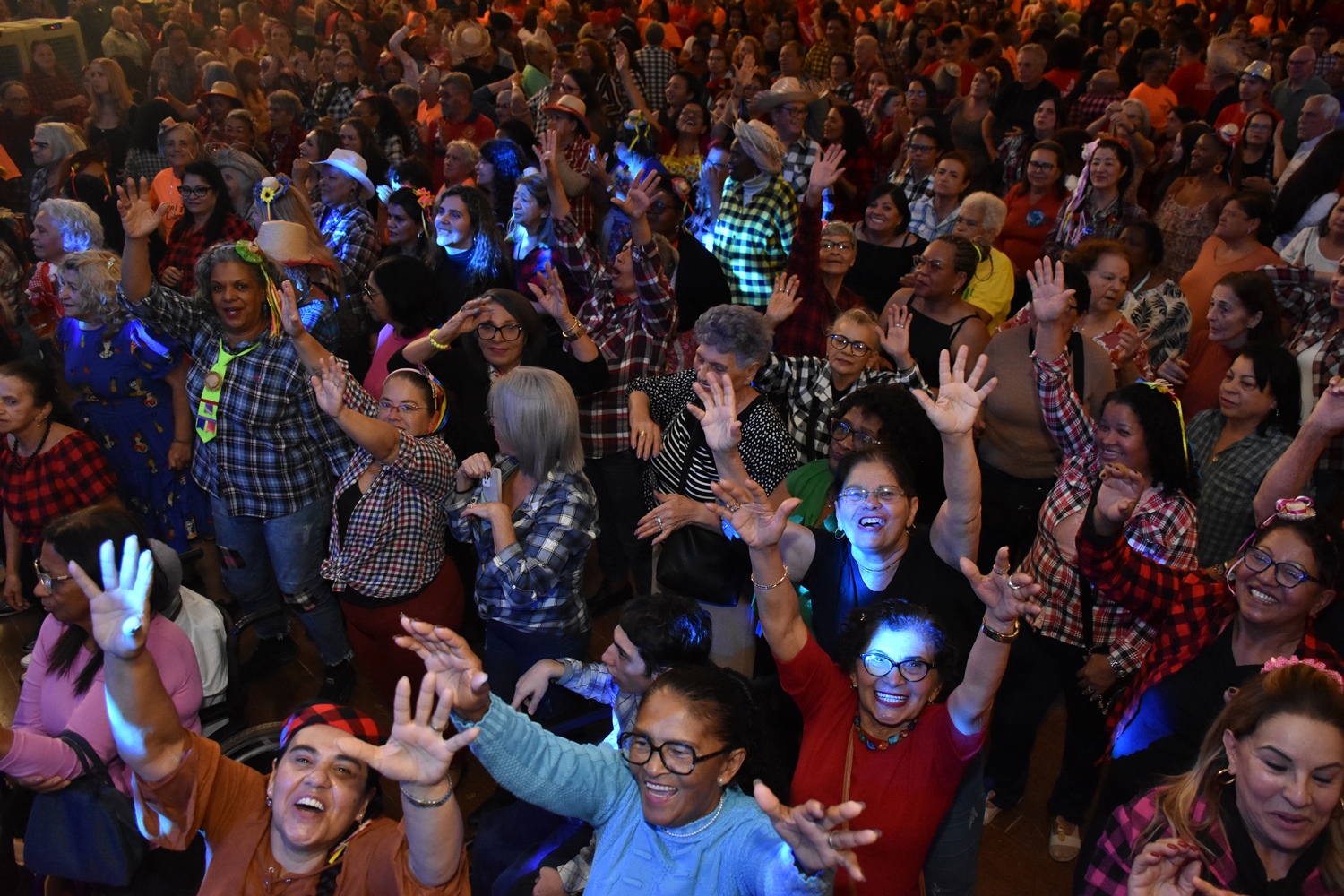 Participantes no Baile Junino do projeto Vem Dançar, uma iniciativa do Parceiros da Cidadania.