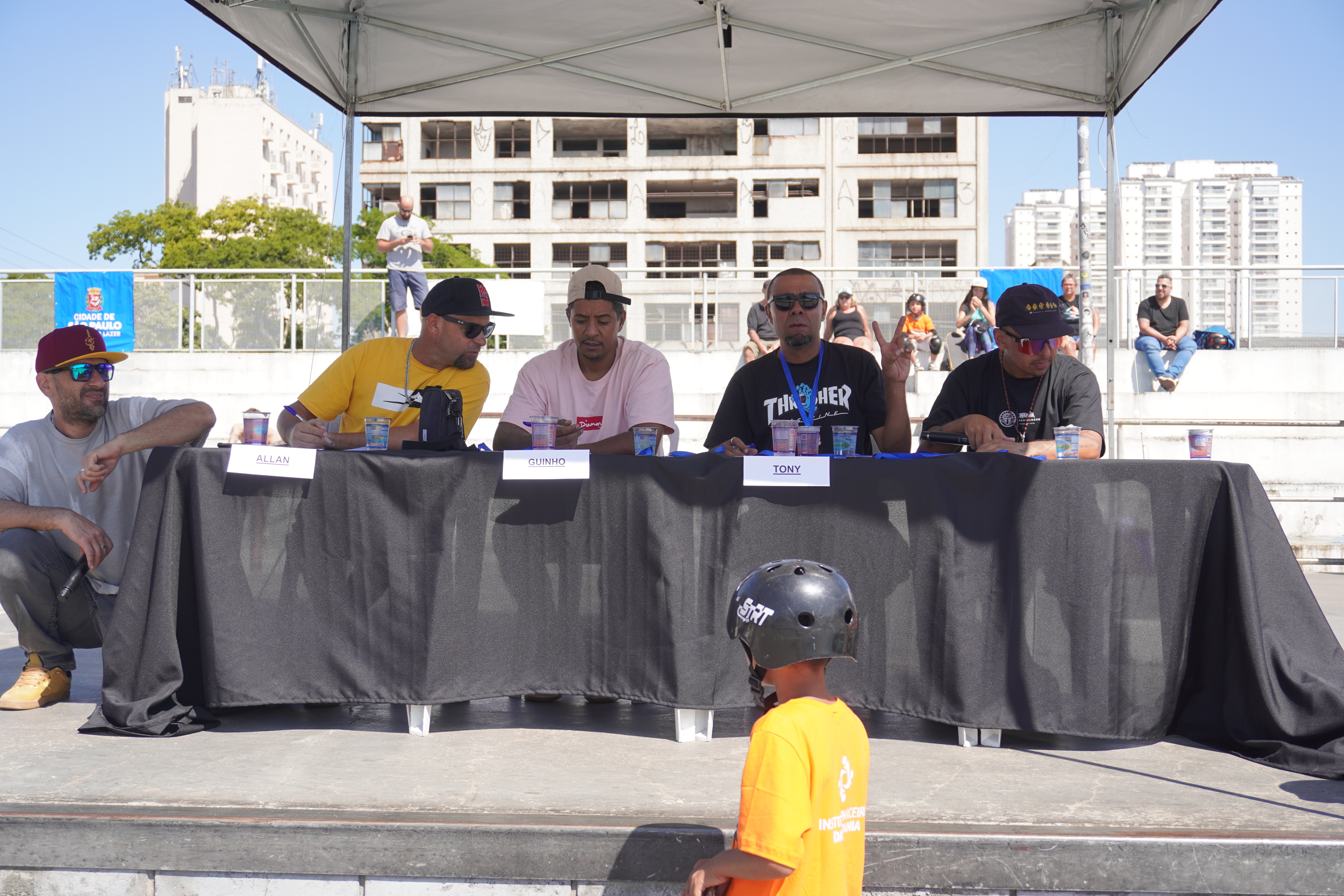 Torneio de Skate do Parceiros da Cidadania - Vista aérea da pista com jovens competindo.