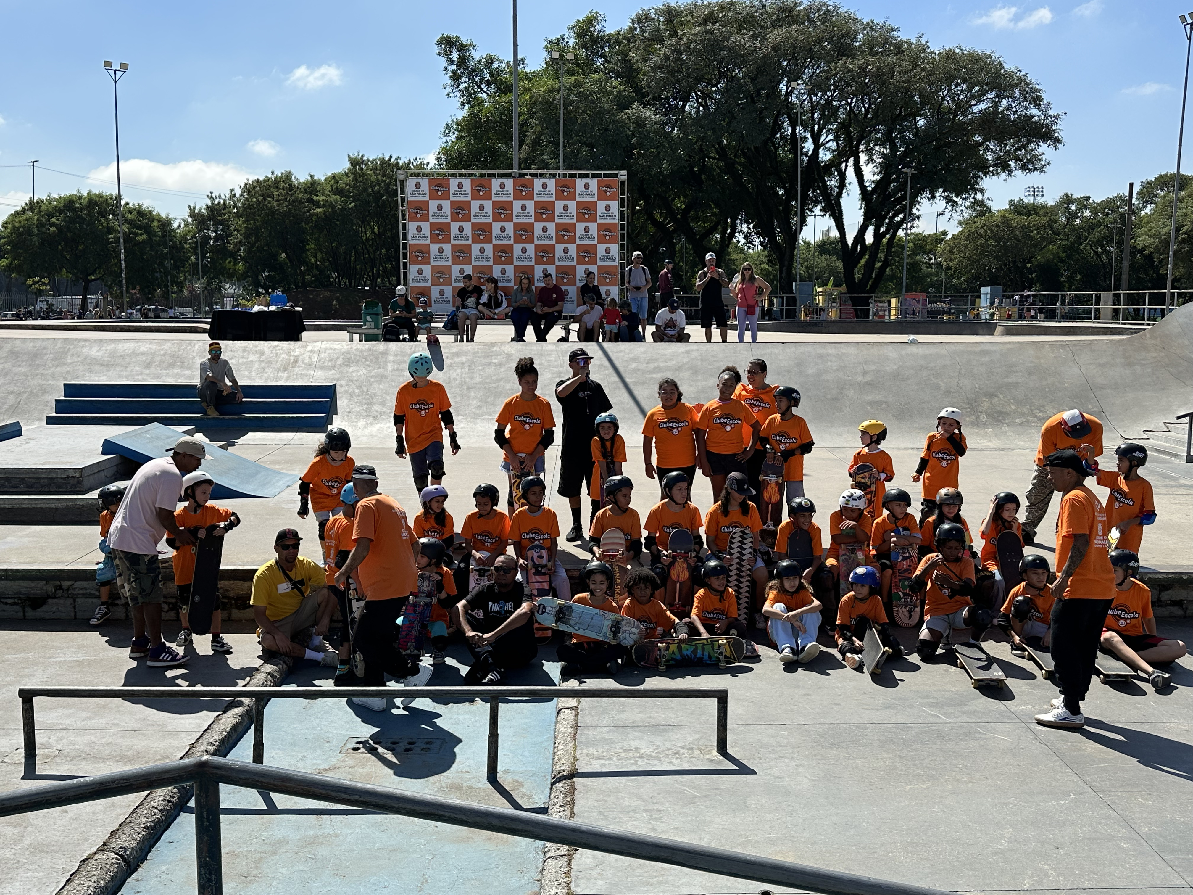 Participantes reunidos no evento.
