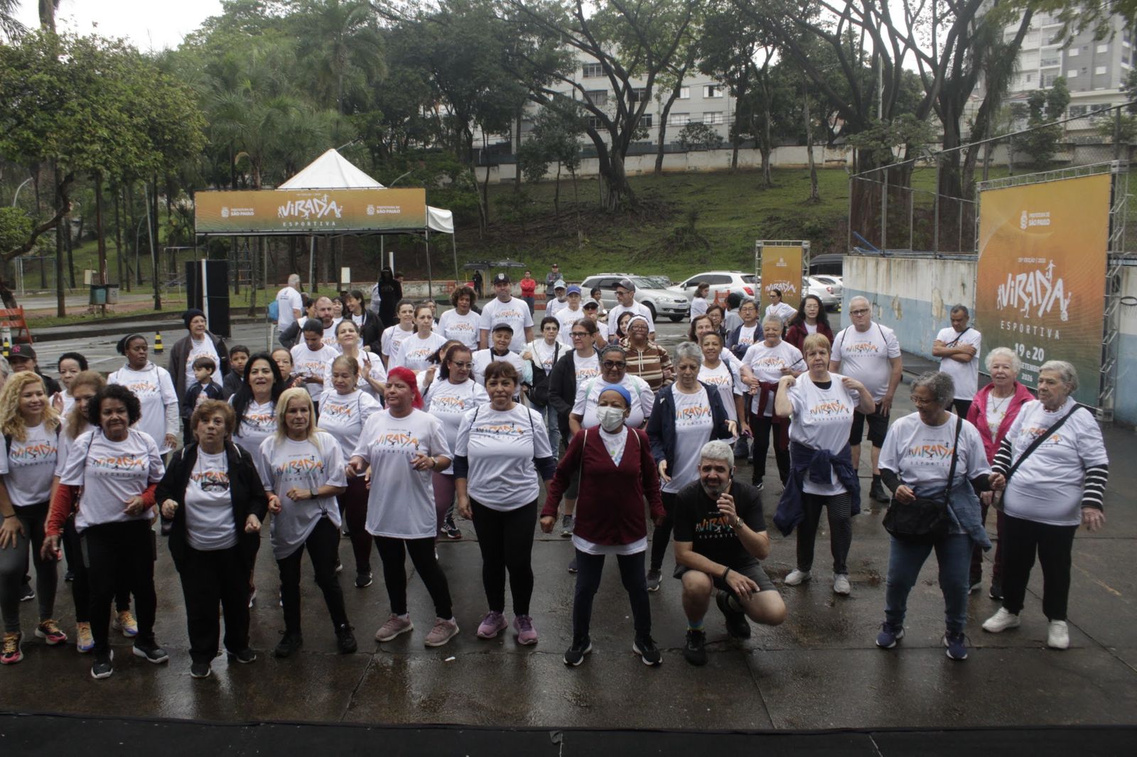 Público reunido em frente ao palco do Centro Esportivo Jardim São Paulo