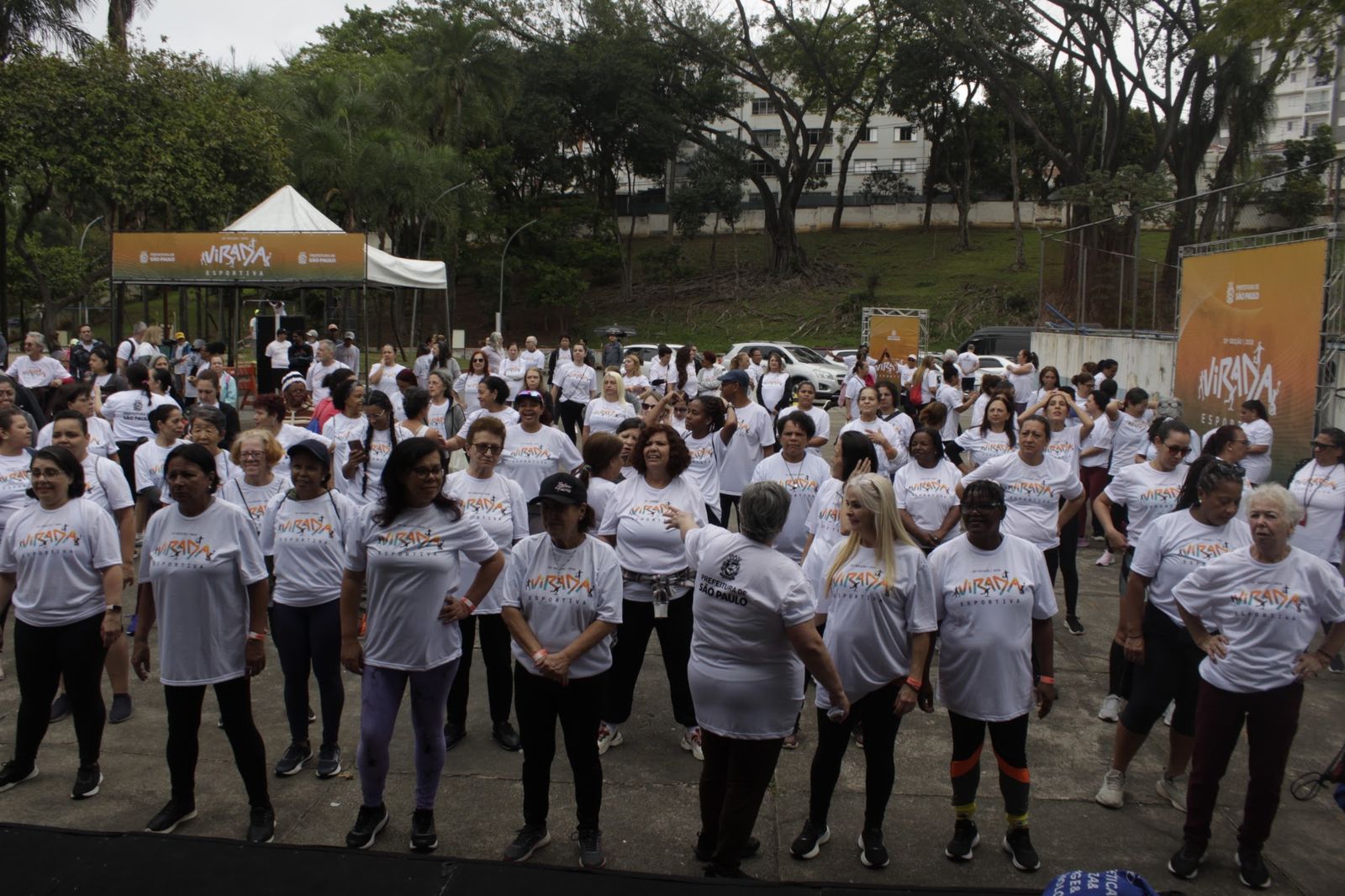 Aulão de dança com o pátio cheio de participantes