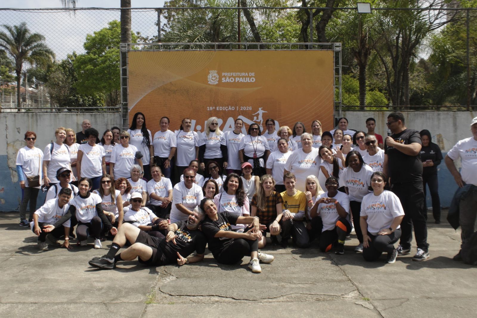 Foto oficial da turma em frente ao painel da Virada Esportiva